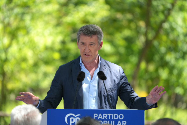 El presidente del Partido Popular, Alberto Núñez Feijóo, interviene durante la romería que organiza el PP provincial de A Coruña, a 24 de mayo de 2025, en O Pino, A Coruña, Galicia (España).