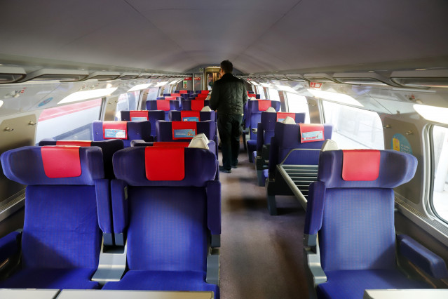 Archivo - El nuevo tren de alta velocidad Ouigo a su llegada a la estación María Zambrano