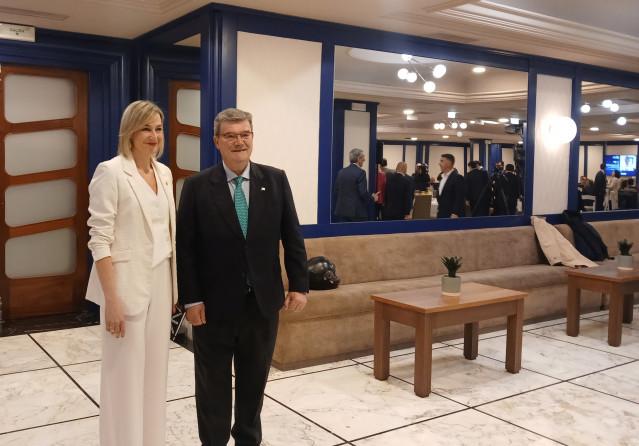 La portavoz del Gobierno Vasco, Maria Ubarretxena, y el alcalde de Bilbao, Juan María Aburto, ante de participar en un desayuno informativo en Bilbao.
