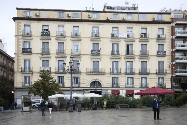 Archivo - Fachada de un bloque de viviendas, a 29 de octubre de 2024, en Madrid (España).