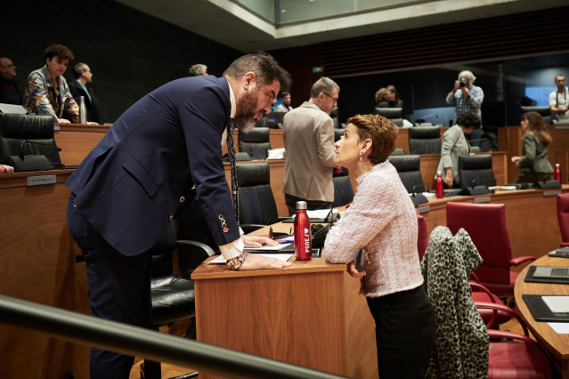 Archivo - La presidenta del Gobierno de Navarra, María Chivite, y el portavoz parlamentario del PSN, Ramón Alzórriz, en el Parlamento de Navarra, en una imagen de archivo.