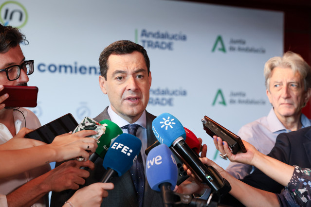 El presidente de la Junta de Andalucía, Juanma Moreno, durante la presentación de la nueva estrategia andaluza para la atracción de inversión extranjera bajo la marca Invest in Andalucía, en el Museo Reina Sofía, a 26 de mayo de 2025,  en Madrid (España).