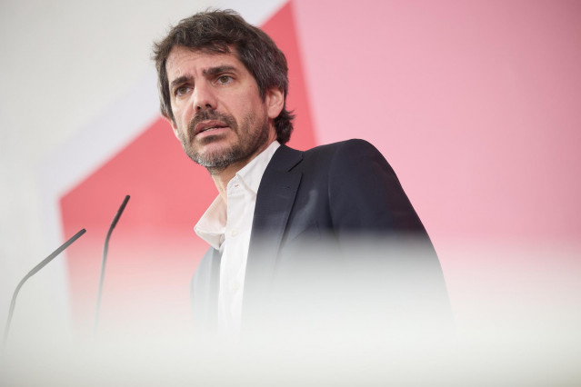 Archivo - El portavoz de Sumar, Ernest Urtasun, durante una rueda de prensa en el Espacio Rastro, a 17 de febrero de 2025, en Madrid (España).