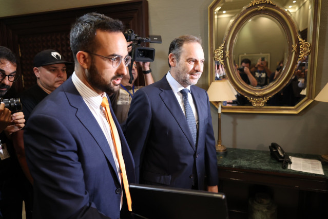 El presidente de la comisión de investigación del Parlamento de Canarias sobre la compra de material sanitario, Raúl Acosta, y el exministro de Transportes, José Luis Ábalos, a su llegada a la cámara regional