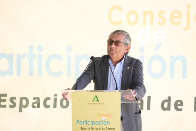 Archivo - El biólogo Miguel Delibes de Castro atiende a los medios de comunicación momentos antes del Consejo de Participación del Espacio Natural de Doñana. (Foto de archivo del 8 de julio de 2024).