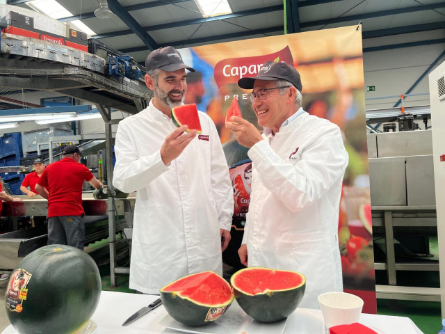 El consejero andaluz de Agricultura, Ramón Fernández-Pacheco, junto al director gerente del Grupo Caparrós, Pedro Caparrós.