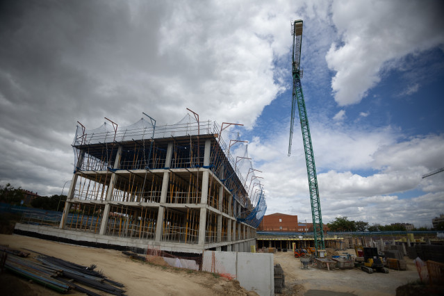Archivo - Construcción de un bloque de viviendas, a 26 de abril de 2024, en Madrid