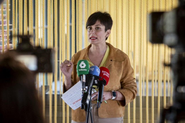 La ministra de Vivienda y Agenda Urbana, Isabel Rodríguez, atiende a los medios de comunicación tras una reunión de trabajo con el PSOE, en La Casa de la Arquitectura, a 22 de mayo de 2025, en Madrid (España).