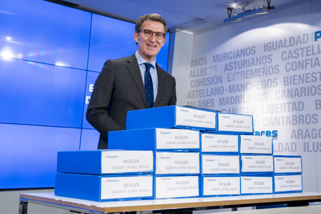 Archivo - El presidente de la Xunta de Galicia, Alberto Núñez Feijóo, posa en la entrega de los avales necesarios para formalizar su candidatura en la sede nacional del PP, en la calle Génova, a 9 de marzo de 2022, en Madrid (España).