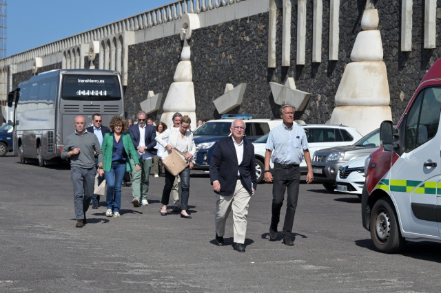 Una delegación de eurodiputados, a su llegada al puerto de La Restinga para conocer la crisis migratoria en El Hierro