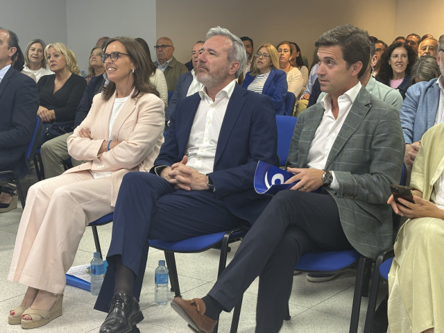 La vicesecretaria nacional de Organización del PP, Carmen Fúnez; el presidente regional de este partido y del Gobierno de Aragón, Jorge Azcón; y el presidente provincial del PP Zaragoza, Ramón Celma.