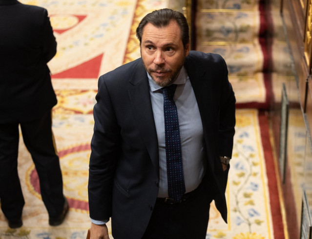 Archivo - El ministro de Transportes y Movilidad Sostenible, Óscar Puente, durante una sesión de control al Gobierno, en el Congreso de los Diputados, a 28 de febrero de 2024, en Madrid (España).