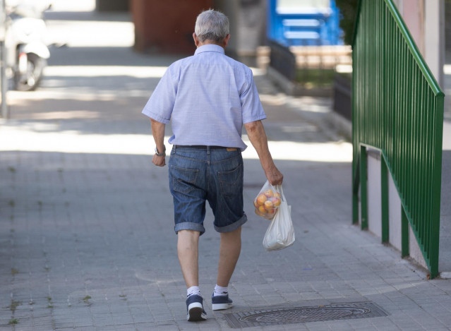 Archivo - Un pensionista caminando por la calle