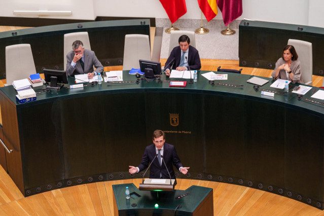 El alcalde de Madrid, José Luis Martínez-Almeida, interviene durante un pleno en el Ayuntamiento de Madrid