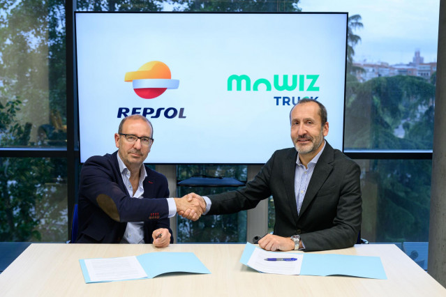 Javier Delgado, consejero delegado de Eysa, y Carlos Suárez, director B2B de Movilidad de Repso