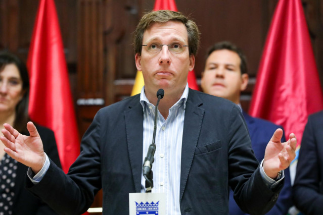 Archivo - El alcalde de Madrid, José Luis Martínez-Almeida durante una firma de tres protocolos de intenciones entre Ayuntamientos con el objeto de dar alojamiento de emergencia a solicitantes de asilo y refugio, en Madrid a 21 de diciembre de 2019