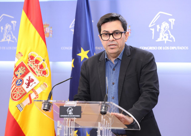 El diputado de Sumar y secretario cuarto de la Mesa del Congreso, Gerardo Pisarello, durante una rueda de prensa anterior a la Junta de Portavoces, en el Congreso de los Diputados, a 27 de mayo de 2025, en Madrid (España).