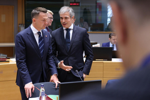 El ministro de Asuntos Europeos de Polonia, Adam Szlapka, junto al secretario de Estado de España para la UE, Fernando Sampedro, este martes en Bruselas.