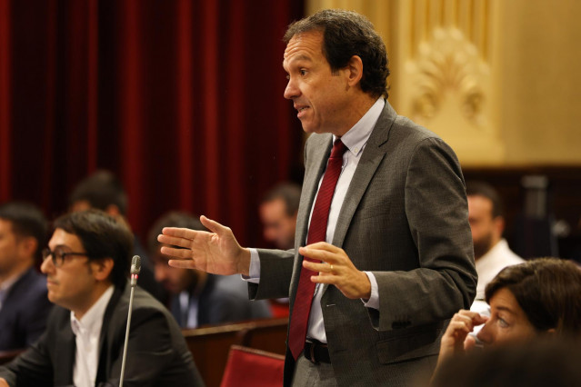 Archivo - El diputado del PSOE Marc Pons i Pons interviene durante un pleno en el Parlament balear.