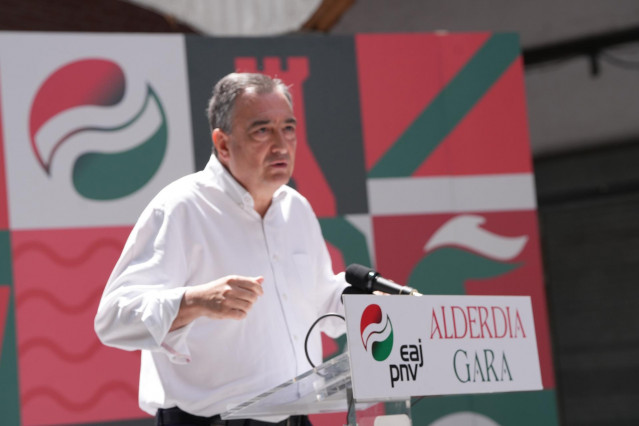 El presidente del EBB, Aitor Esteban, participa en la inauguración del batzoki, en Ikurriñaren plaza, a 25 de mayo de 2025, en Azkoitia, Gipuzkoa