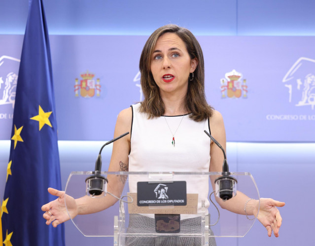 La portavoz de Podemos en el Congreso, Ione Belarra, durante una rueda de prensa anterior a la Junta de Portavoces, en el Congreso de los Diputados, a 27 de mayo de 2025, en Madrid (España).