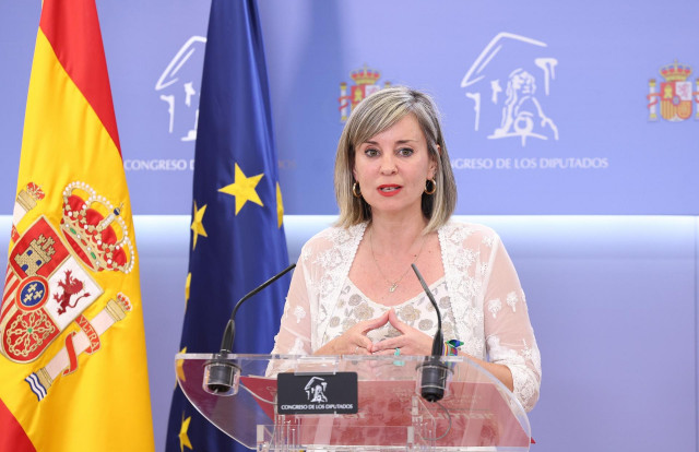 La portavoz de Sumar en el Congreso, Verónica Martínez, durante una rueda de prensa posterior a la Junta de Portavoces, en el Congreso de los Diputados, a 27 de mayo de 2025, en Madrid (España).