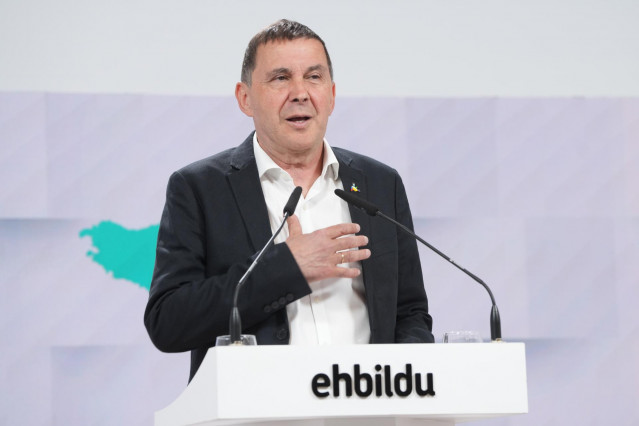 Archivo - El coordinador general de la coalición, Arnaldo Otegi, durante una rueda de prensa