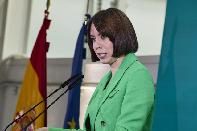 La ministra de Ciencia, Innovación y Universidades, Diana Morant (C), inaugura el Laboratorio de Imanes de Alto Campo SMART-Lab