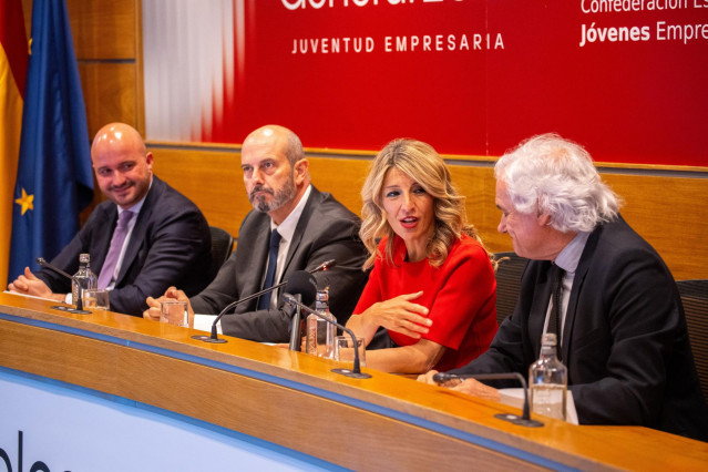 El presidente de CEAJE, Fermín Albaladejo, el presidente del Senado, Pedro Rollán, la vicepresidenta segunda del Gobierno y ministra de Trabajo, Yolanda Díaz, y el vicepresidente de CEOE, Miguel Garrido, durante la clausura de la Asamblea General de la Co