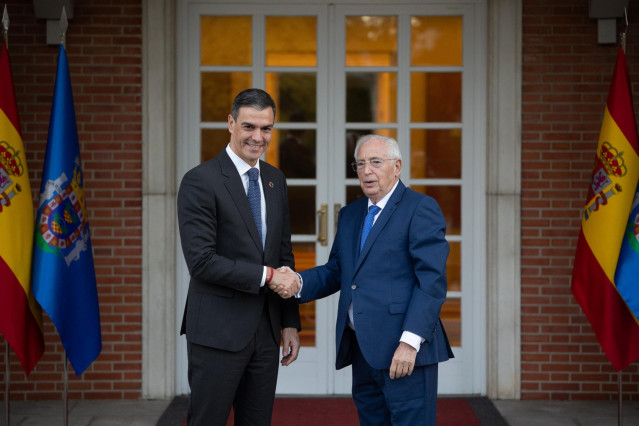Archivo - El presidente del Gobierno, Pedro Sánchez (i), se reúne con el presidente de Melilla, Juan José Imbroda (d), en el Palacio de La Moncloa, a 22 de noviembre de 2024, en Madrid (España).