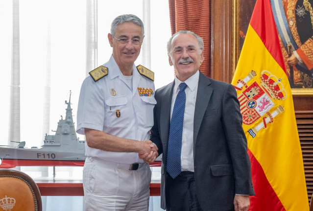 Archivo - De izquierda a derecha:  el almirante Jefe de Estado Mayor de la Armada, Antonio Piñeiro Sánchez, y el presidente ejecutivo del grupo Oesía, Luis Furnells, durante la firma del acuerdo.