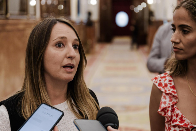 La diputada de ERC Etna Estrems (i) y la diputada de Sumar Tesh Sidi (d) atienden a los medios a su llegada a un pleno en el Congreso de los Diputados, a 27 de mayo de 2025, en Madrid (España).