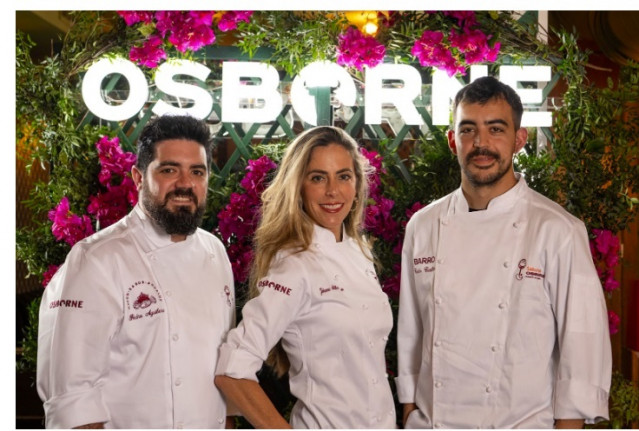 Los chefs Carlos Casillas (Barro), Pedro Aguilera (Mesón Sabor Andaluz) y Johana von Müller protagonistas de 'Saborea Osborne. Noches de bodega'