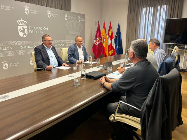 El presidente de la Diputación de León, Gerardo Álvarez Courel, durante la reunión mantenida la semana pasada con miembros del comité de empresa de la Azucarera.