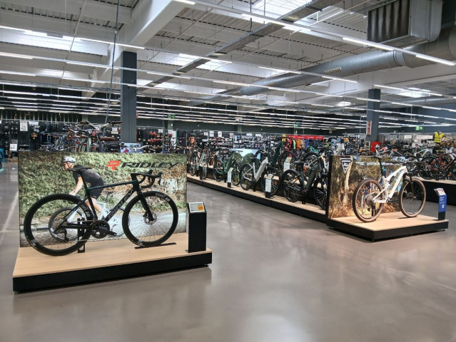 Decathlon inaugura las '22 Pro shop' de ciclismo en España.