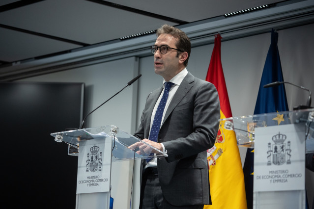 El ministro de Economía, Comercio y Empresa, Carlos Cuerpo, durante una rueda de prensa posterior a una reunión con la comisaria europea de Servicios Financieros, en la sede del Ministerio de Economía, Comercio y Empresa, a 26 de mayo de 2025, en Madrid (