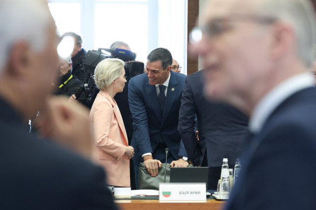 Archivo - La presidenta de la Comisión Europea, Ursula von der Leyen, trata con el presidente del Gobierno, Pedro Sánchez, ante de una cumbre europea en Bruselas.