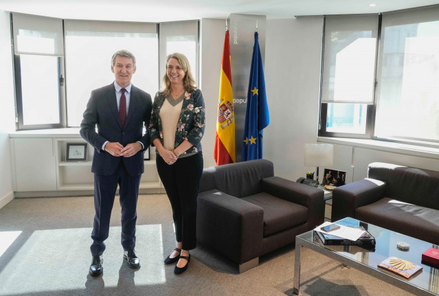 El presidente del Partido Popular, Alberto Núñez Feijóo, y la nueva presidenta de Cepyme, Ángela de Miguel, durante su primer encuentro en la sede nacional del PP. En Madrid, a 27 de mayo de 2025.