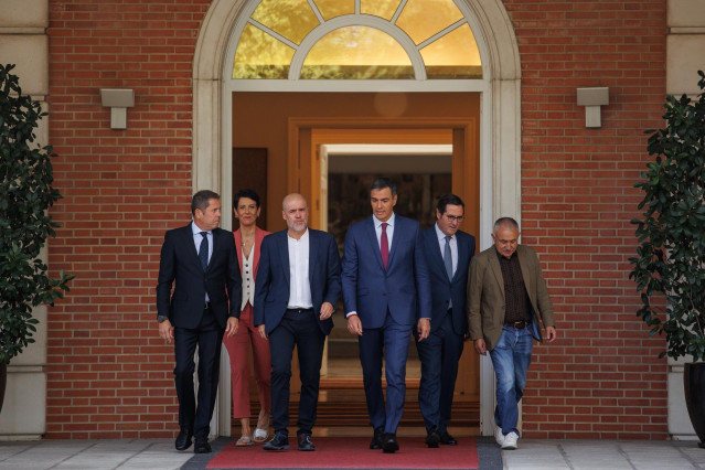 Archivo - (I-D) El presidente de Cepyme, Gerardo Cuerva, la ministra de Inclusión, Seguridad Social y Migraciones, Elma Saiz, el secretario general de CCOO, Unai Sordo, el presidente del Gobierno, Pedro Sánchez, el presidente de la CEOE, Antonio Garamendi