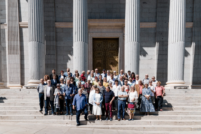 Un grupo de representantes vecinales en las puertas del Congreso de los Diputados, a 27 de mayo de 2025, en Madrid (España).