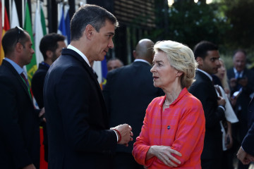 Archivo - El presidente del Gobierno, Pedro Sánchez y la presidenta de la Comisión Europea, Ursula Von der Leyen, durante la Cumbre del MED9, a 11 de octubre de 2024, en Pafos (Chipre). Tras su visi