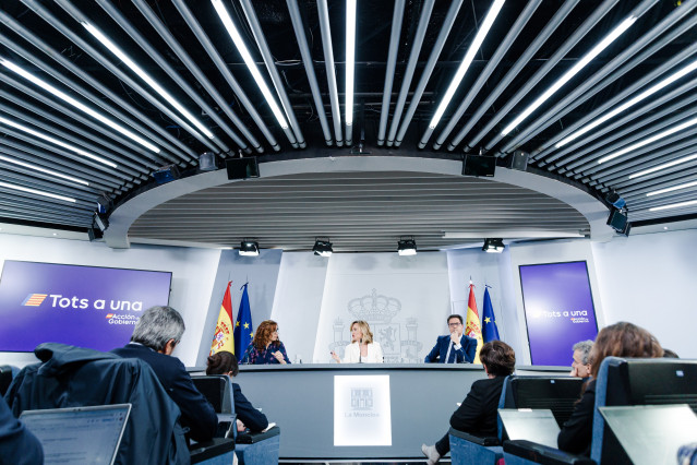 Archivo - (I-D) La ministra de Sanidad, Mónica García; la ministra Portavoz, Pilar Alegría y el ministro para la Transformación Digital y de la Función Pública, Óscar López, durante una rueda de prensa posterior a la reunión del Consejo de Ministros, en e