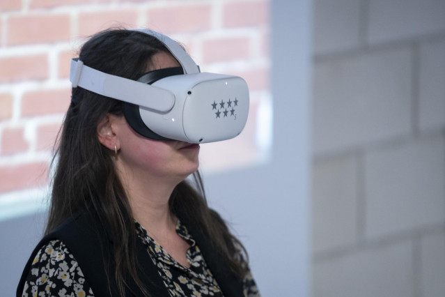 Archivo - Una mujer simula una entrevista de trabajo con unas gafas de realidad virtual, en la nueva oficina de empleo Vallecas-Santa Eugenia, a 9 de diciembre de 2022, en Madrid (España).