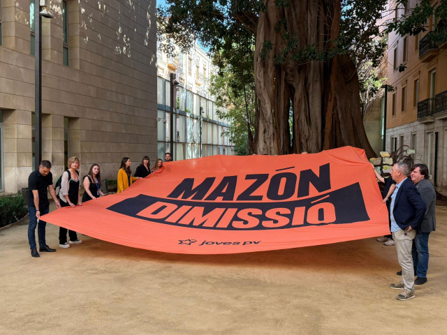 Pancarta de Compromís en Les Corts