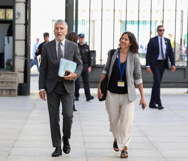 El ministro de Interior, Fernando Grande-Marlaska, llega a una sesión de control al Gobierno en el Congreso de los Diputados