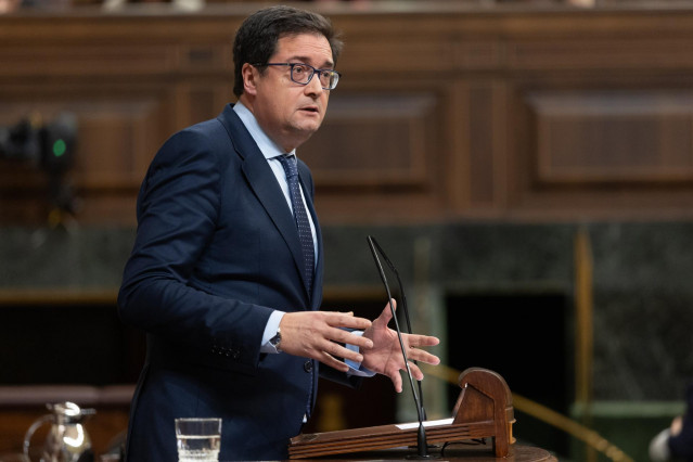 Archivo - El ministro para la Transformación Digital y de la Función Pública, Óscar López, durante una sesión plenaria en el Congreso de los Diputados, a 25 de marzo de 2025, en Madrid (España).