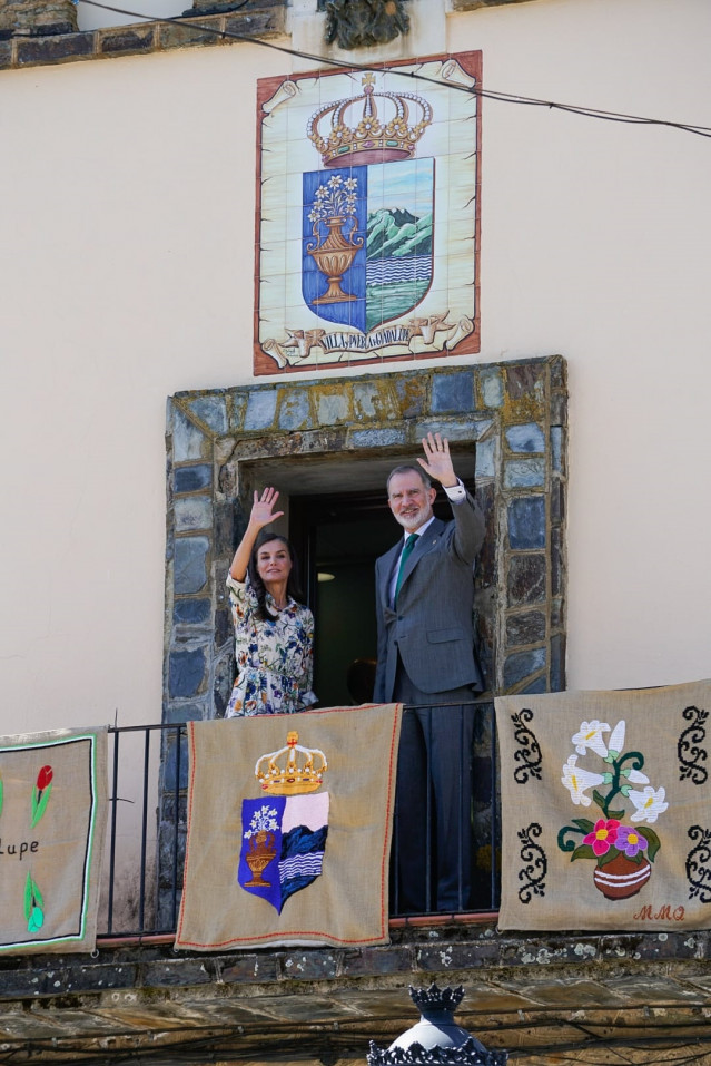 Los Reyes saludan desde el balcón del Ayuntamiento de Guadalupe