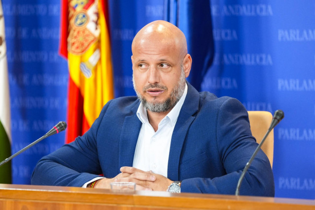 El portavoz adjunto del Grupo Parlamentario Vox, Rodrigo Alonso, durante la ronda de ruedas de prensa de portavoces de los grupos parlamentarios en el Parlamento de Andalucía, a 28 de mayo de 2025 en Sevilla (Andalucía, España). Los portavoces de los grup