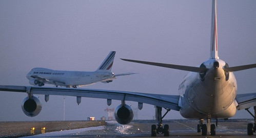 Archivo - Aviones en la pista de un aeropuerto