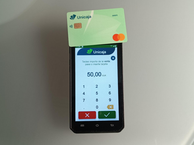 TPV y una tarjeta bancaria.
